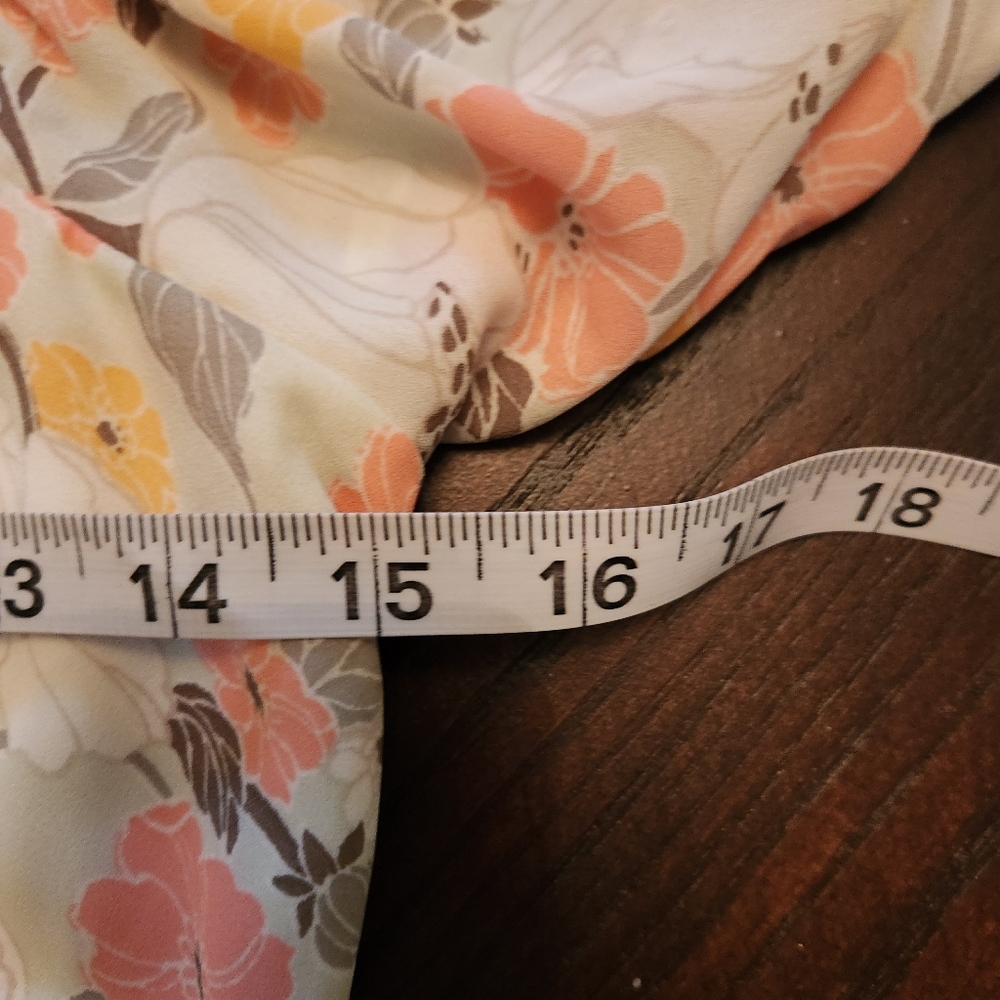 Abercrombie & Fitch Floral Crop Top in Cream and Pink - Picture 12 of 13